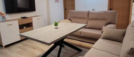 Apartamento Cazorla Natura 6 | Aire de séjour | Téléviseur à écran plat de 55 po avec télévision numérique