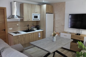 Apartamento Cazorla Natura 1 | Private kitchen | Full-sized fridge, microwave, stovetop, espresso maker - Cazorla Natura Apartamentos Turísticos (La Iruela)