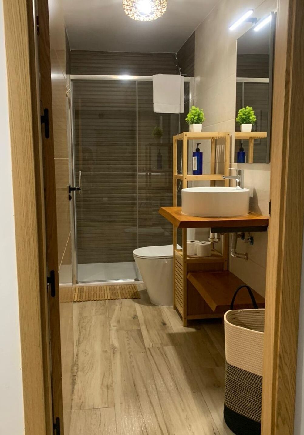 Apartamento Cazorla Natura 3 | Bathroom | Shower, hair dryer, towels, soap