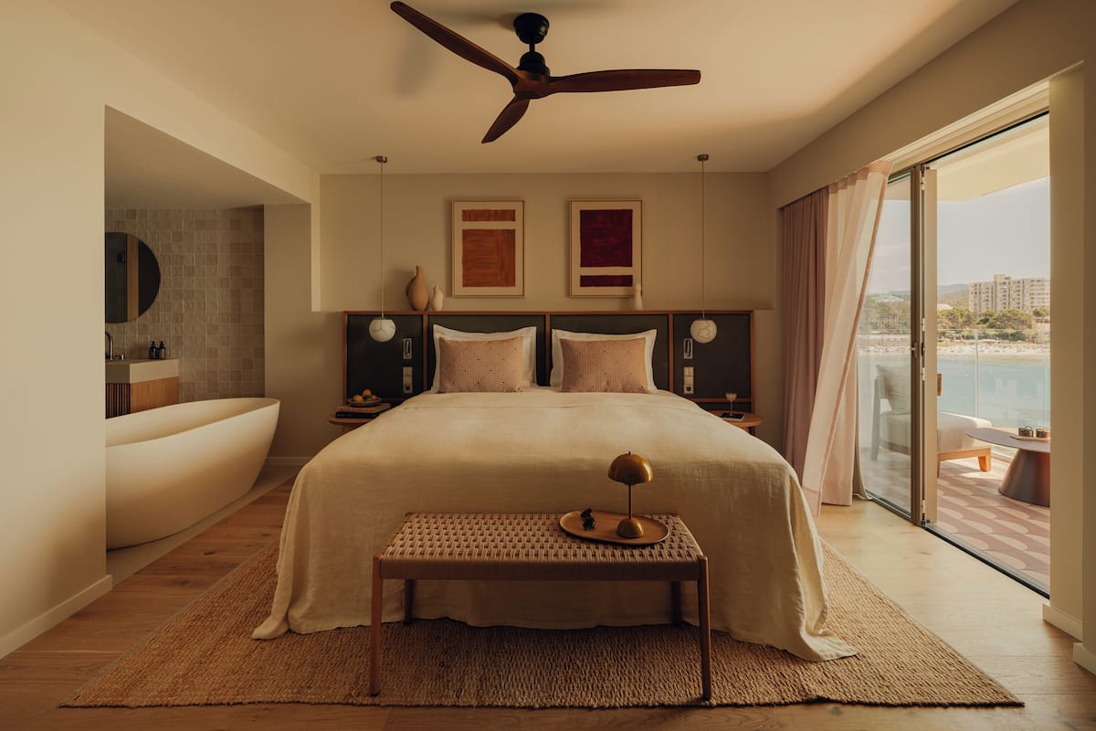 Premium Studio Suite, Sea View | Hypo-allergenic bedding, minibar, in-room safe, soundproofing