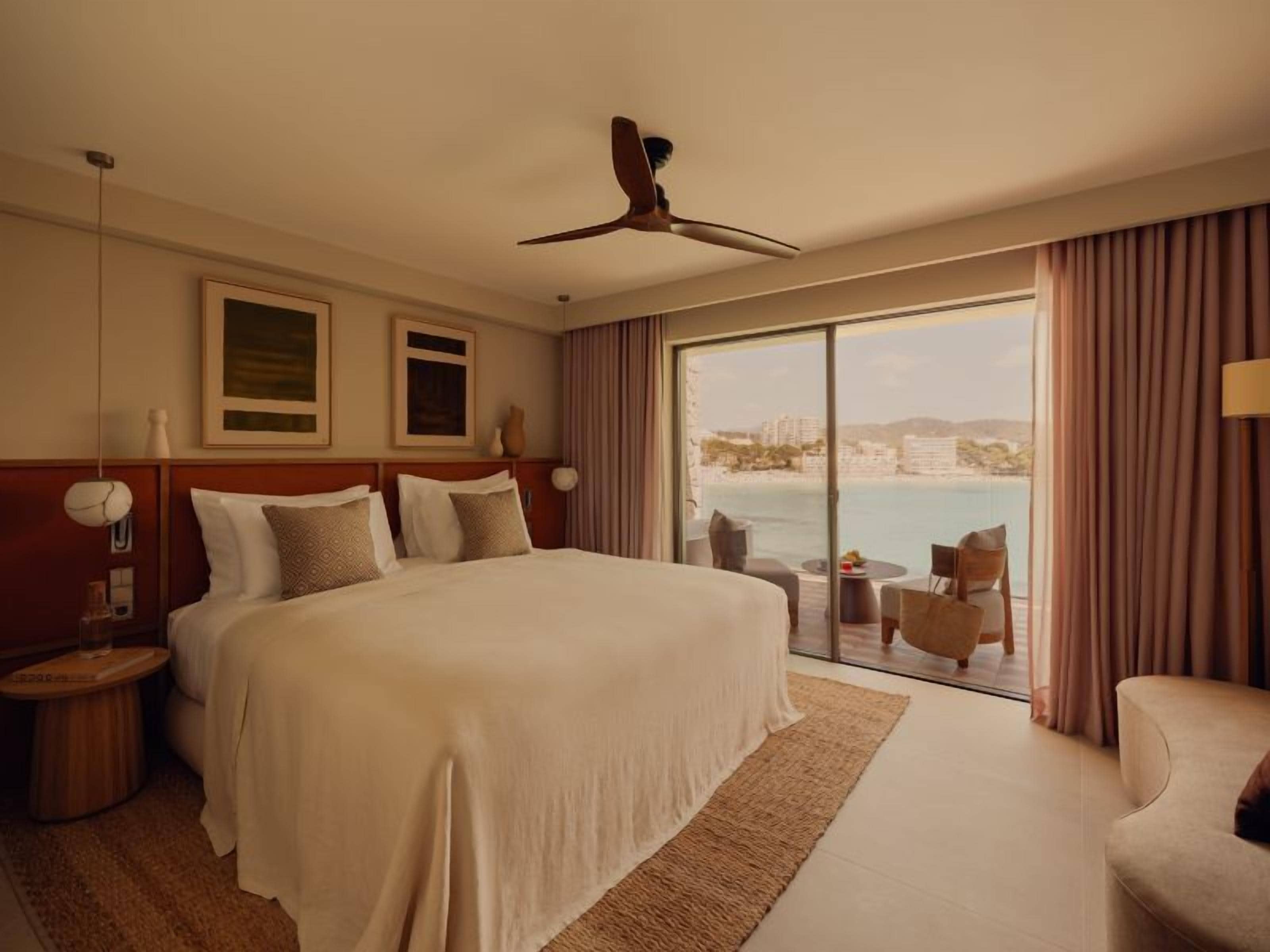 Superior-huone, kylpyamme, merinäköala | Allergiatestatut vuodevaatteet, minibaari, tallelokero huoneessa