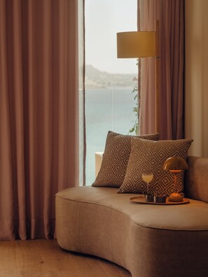 Aethos Suite | Living area