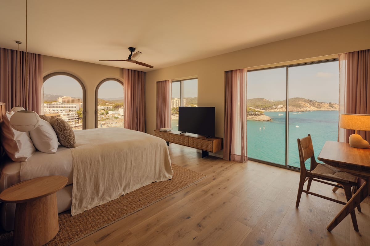 Junior Room, Sea View | Hypo-allergenic bedding, minibar, in-room safe, soundproofing