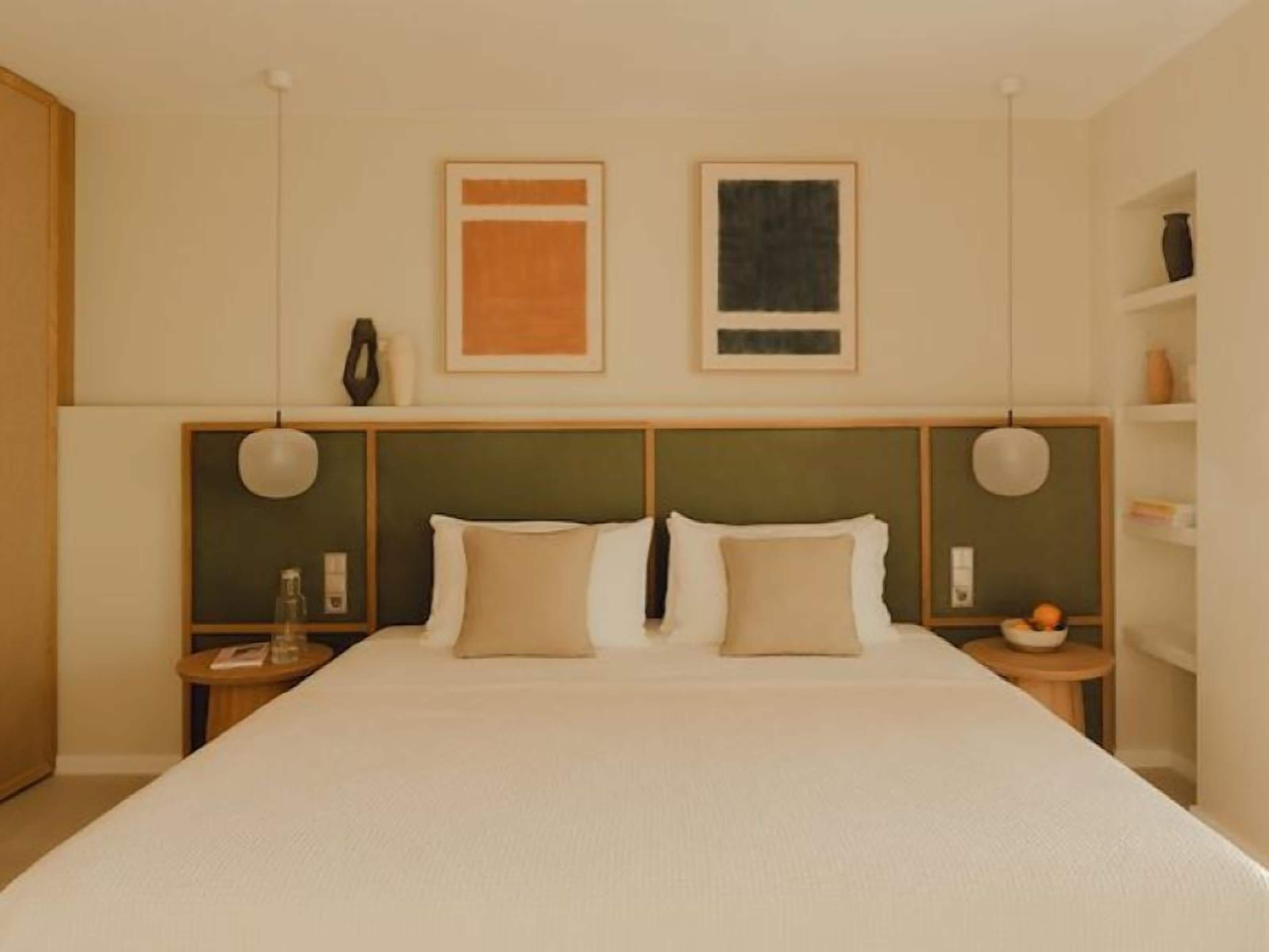 Deluxe-huone, näköala pihalle | Allergiatestatut vuodevaatteet, minibaari, tallelokero huoneessa