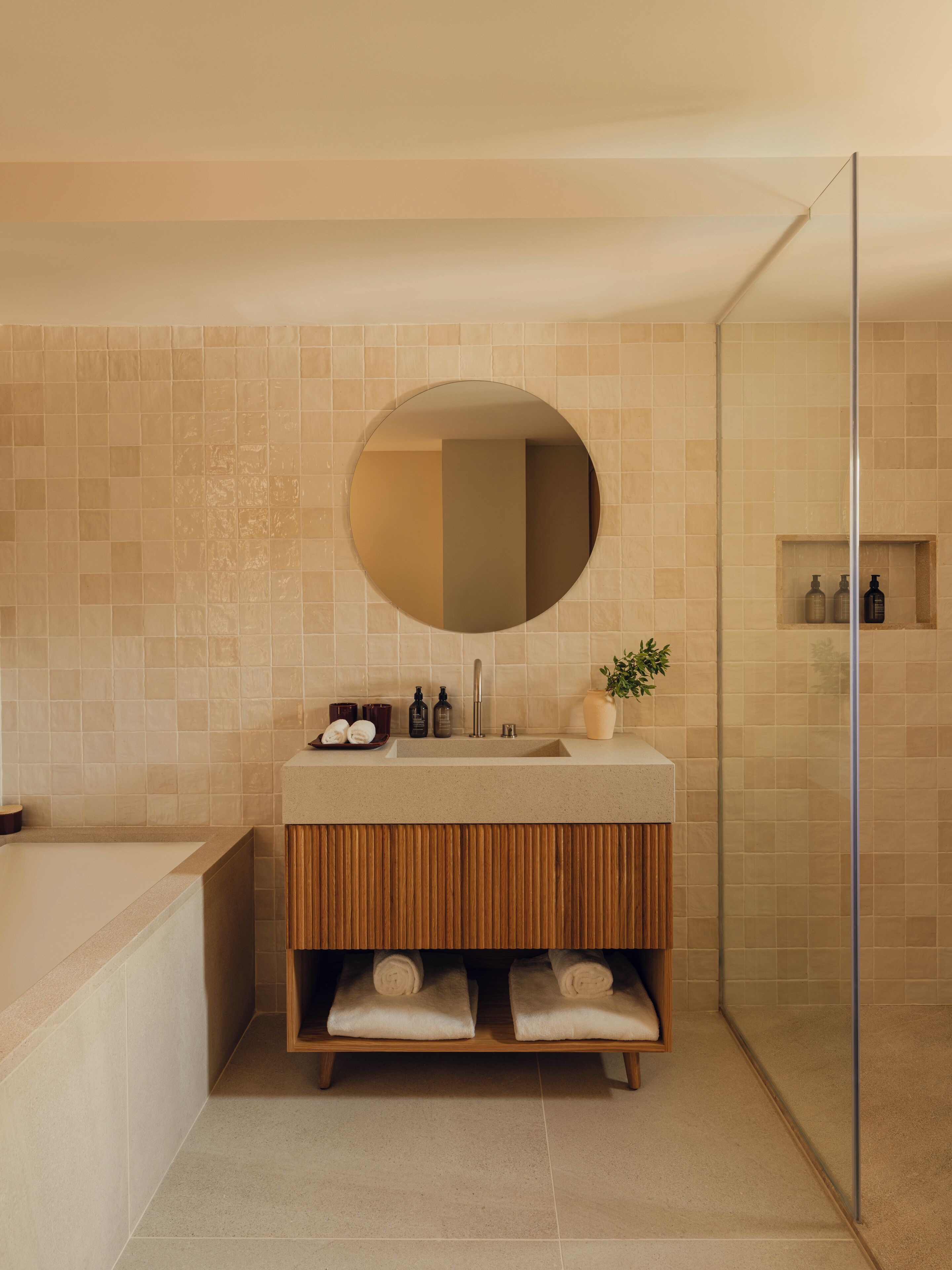 Junior Suite with Sea view | Bathroom | Shower, rainfall showerhead, free toiletries, hair dryer