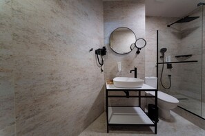 Premium Studio Suite | Bathroom | Shower, rainfall showerhead, hair dryer, slippers - Botanica Residence (Belgrade)