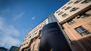 Een hoog gebouw met een bordje 'Botanica Residence' dat luxe kamers aangeeft.