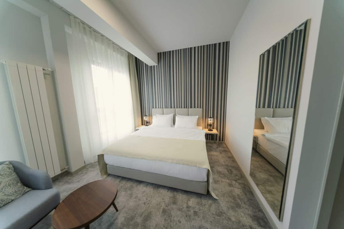 Standard Room, 1 Queen Bed | Premium bedding, memory foam beds, minibar, desk