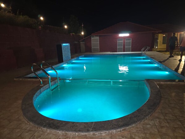حمام سباحة