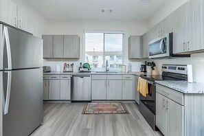 Kühlschrank, Mikrowelle, Ofen, Geschirrspüler