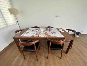 Dining - Nara s Luxe Villa#pooltable#karaoke#partyhouse (Pelabuhan Klang)