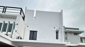 A modern building with a flat roof, a covered patio area, and a children's playset with a slide. - Nara s Luxe Villa#pooltable#karaoke#partyhouse (Pelabuhan Klang)