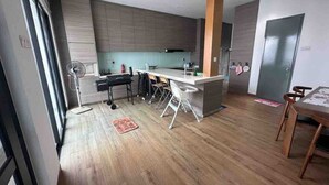 A modern kitchen with a central island, bar stools, and a dining table. - Nara s Luxe Villa#pooltable#karaoke#partyhouse (Pelabuhan Klang)