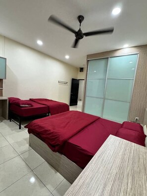 4 bedrooms, desk, iron/ironing board, WiFi