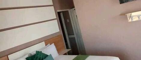 Habitación Deluxe con 1 cama matrimonial o 2 individuales, balcón, vista a la montaña | Tabla de planchar con plancha y wifi gratis