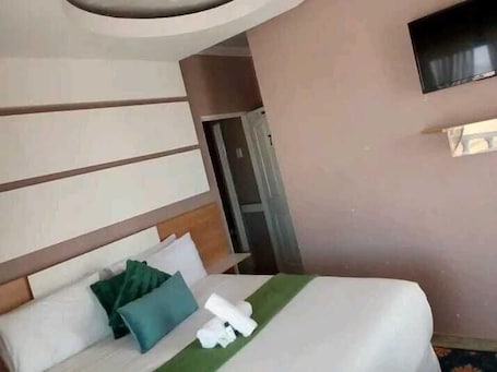 Deluxe Double or Twin Room, Balcony, Mountain View. Ranch Inn Guest House