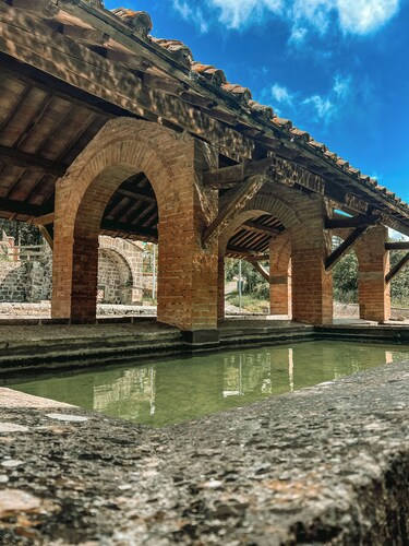 Loft with flowered courtyard in Val d'Orcia Radicofani