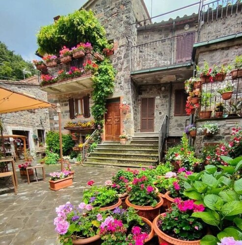 Loft with flowered courtyard in Val d'Orcia Radicofani