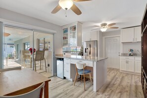 Private kitchen - Spacious 4-bedroom 3.5 bath pool house w/ direct Gulf Access in South Cape Coral (Cape Coral)