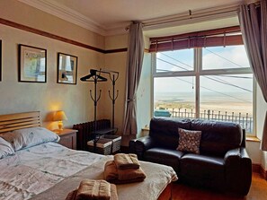 1 bedroom, internet, bed sheets - High View Studio with terrace & sea views (Barmouth)