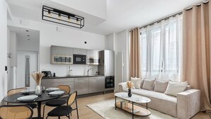 Un apartamento moderno con comedor, cocina y sala de estar.