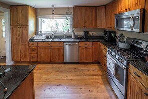 Fridge, microwave, oven, stovetop - Country Home in Heart of Village Close to Mt.Snow! (Wilmington)