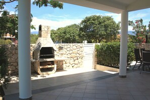 Outdoor dining - Sunwell apartments I - Novalja, Gajac, Zrce beach - Jacuzzi, terrace, garden (Kolanjski Gajac)