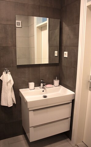Shower, hair dryer, bidet, towels - Sunwell apartments I - Novalja, Gajac, Zrce beach - Jacuzzi, terrace, garden (Kolanjski Gajac)