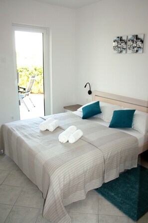 2 bedrooms, in-room safe, desk, iron/ironing board