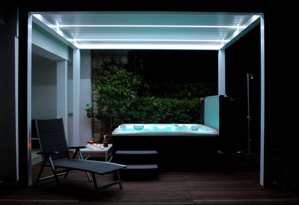 Outdoor spa tub
