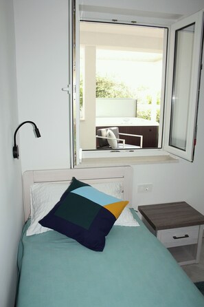 2 bedrooms, in-room safe, desk, iron/ironing board - Sunwell apartments I - Novalja, Gajac, Zrce beach - Jacuzzi, terrace, garden (Kolanjski Gajac)