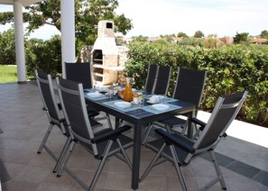 Outdoor dining - Sunwell apartments I - Novalja, Gajac, Zrce beach - Jacuzzi, terrace, garden (Kolanjski Gajac)