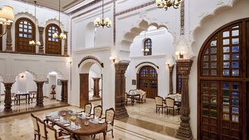 Serveert ontbijt, lunch en diner