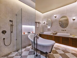 Bañera y ducha independientes, artículos de tocador gratuitos