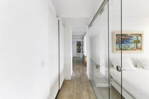 2 soverom, skrivebord, strykejern/-brett og wi-fi