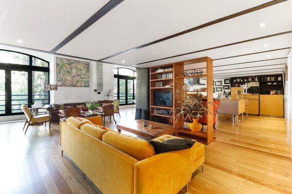 Smart-TV, bøker og stereoanlegg