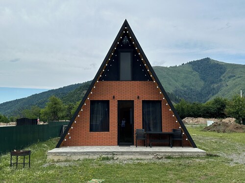 Charming 2-bedroom cottage with AC, WiFi in tranquil Borjomi