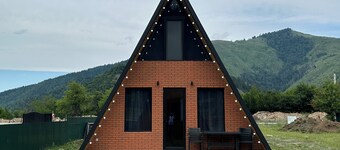 Charming 2-bedroom cottage with AC, WiFi in tranquil Borjomi