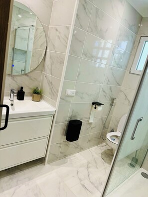 Dusche, Handtücher, Toilettenpapier