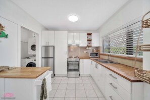 Fridge, microwave, oven, stovetop - Kamboola 5 Beach Breeze (South Mission Beach)