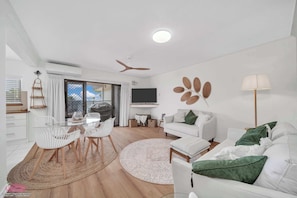 TV - Kamboola 5 Beach Breeze (South Mission Beach)