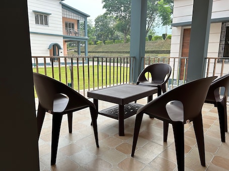 Escritorio, espacio para trabajar con laptop y wifi gratis