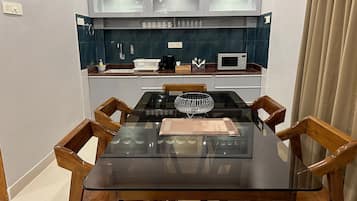 Double Room, 1 King Bed | In-room dining