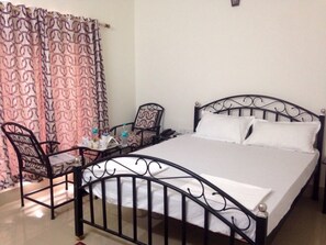 Rom – standard | Skrivebord, skrivebord for bærbar PC og wi-fi (inkludert)