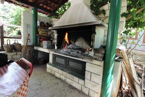 Outdoor dining - Apartment "Stipe" directly by the sea with beach access from the garden. (Seline)