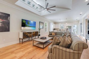 TV, DVD player, books, stereo - Casa Mirador Private Luxury 30A Home: 3 Bedrooms Close to the Beach-Grill-Bikes (Santa Rosa Beach)