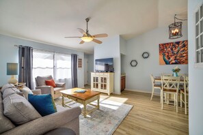 Smart TV, books - Racetrack-Ready Villa • Pools • Modern Comfort (Sebring)