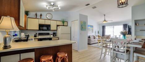 Kjøleskap, mikrobølgeovn, ovn og kokeplater