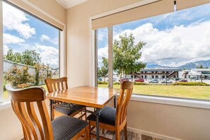 Dining - Starlight Suite | Tekapo 1BR + Lake Walk (Lake Tekapo)