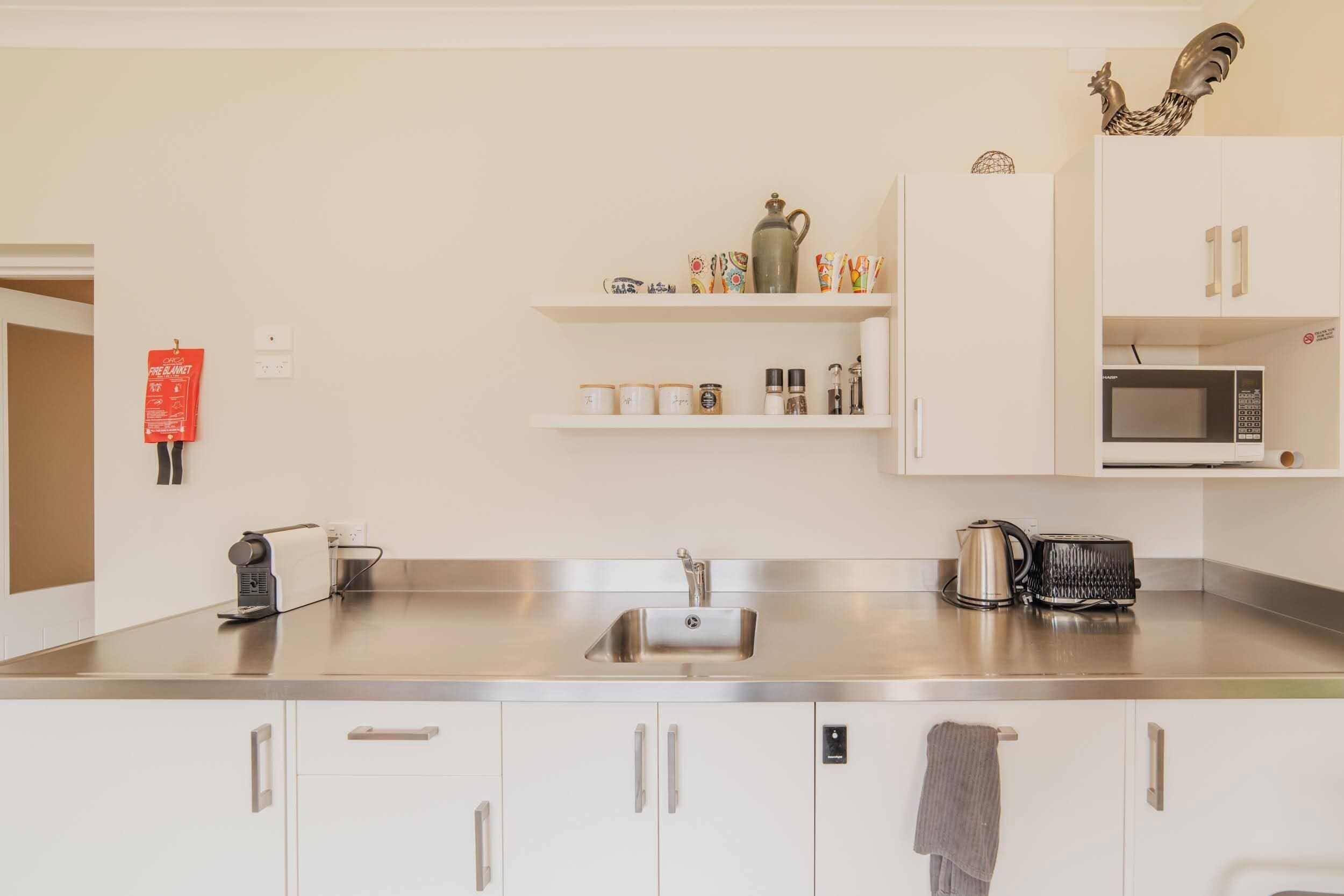 Microondas, lavavajillas y utensilios de cocina 